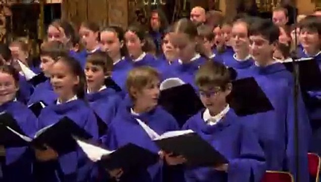 Notre Dame, modelo de fe, abre tus puertas . Cinco años después y en plena convulsión política en Francia, la catedral abre sus puertas