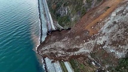 Heyelan yolu kapattı