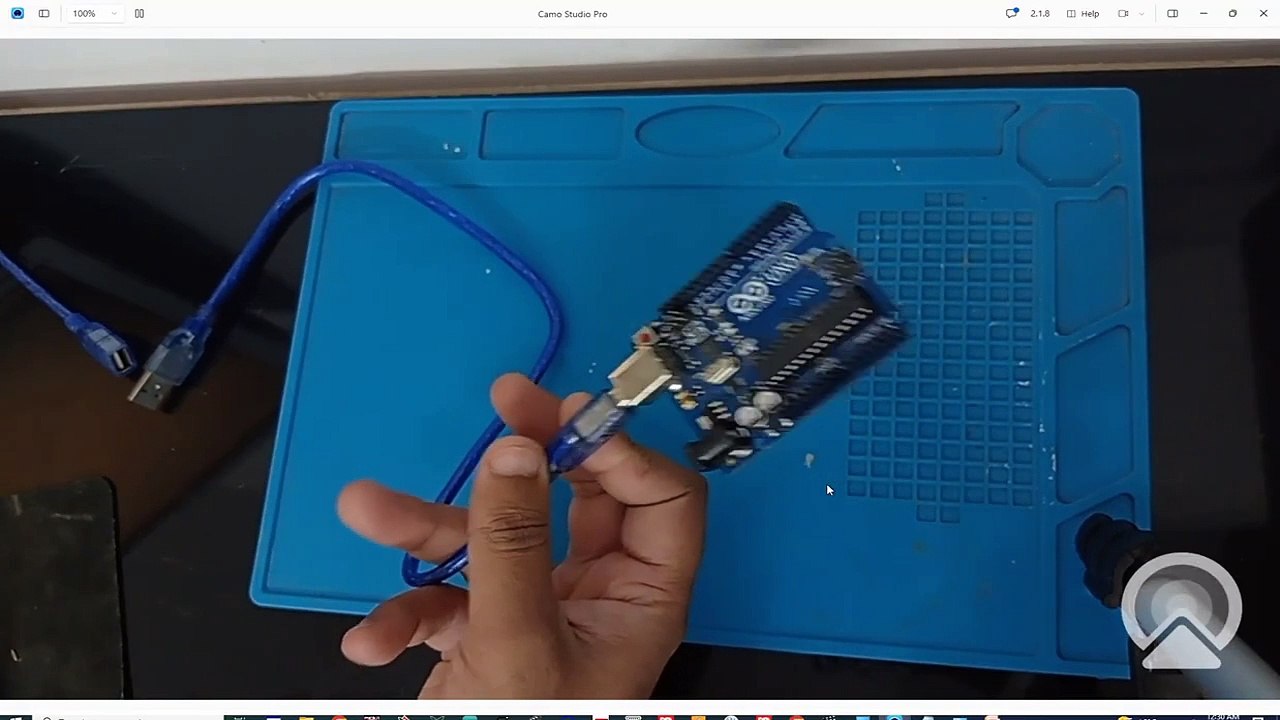 Arduino UNO say Hello World on the serial monitor using Arduino IDE.