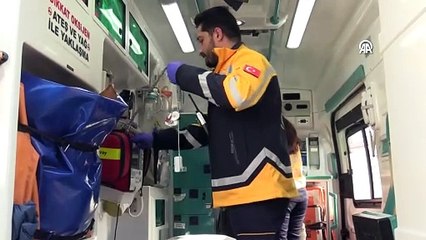Vanlı çift, aynı ambulansta hastaların imdadına yetişiyor