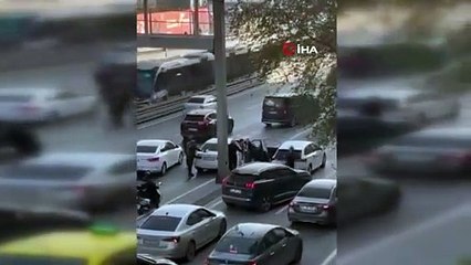E-5'te akan trafiğe aldırmadan yumruk yumruğa kavga ettiler