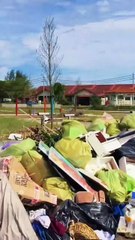 吉兰丹道北县水退后泥泞垃圾遍地，灾民辛苦清理恢复家园 🚜