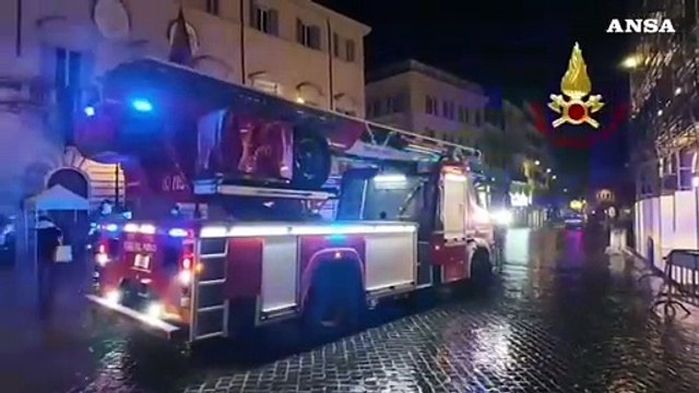 Roma, i pompieri omaggiano la statua della Madonna in piazza di Spagna