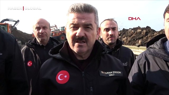 Kapanan yolu açma çalışmaları sürüyor: Karadeniz Sahil Yolu'nda heyelan temizliği