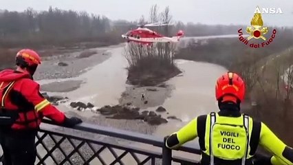 Vuole scattarsi un?selfie, resta bloccata sul fiume: salvata