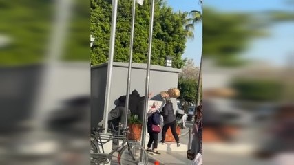 Atatürk büstünü itip düşürdü