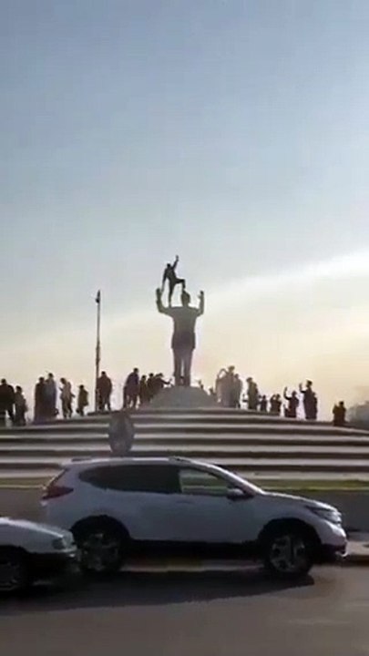 Estátuas de de al-Assad derrubadas na Síria