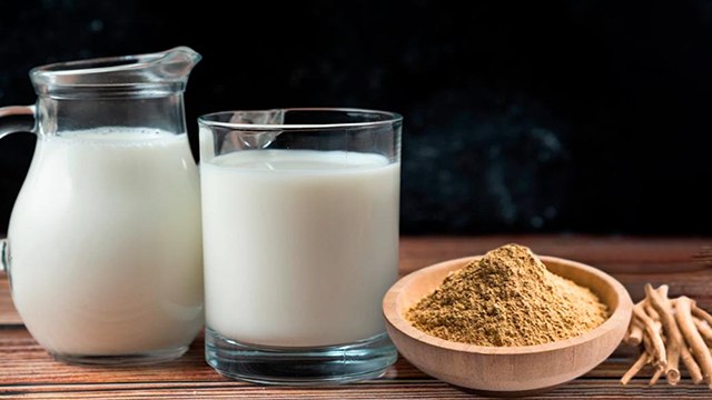 दूध में अश्वगंधा मिलाकर पीने से क्या होता हैं| Doodh Me Ashwagandha Milakar Peene ke fayde | Boldsky