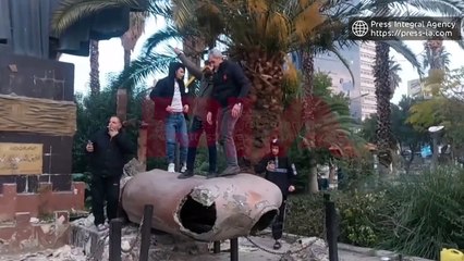 #Syrie Des statues symboles de l'ancien régime de l'ex-président fuyant  #Al-Assad ont été détruites