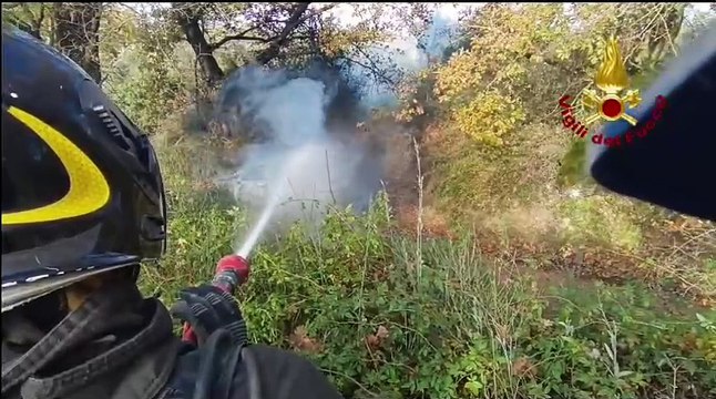 Terni, auto in fiamme a Stroncone: l'intervento dei vigili del fuoco