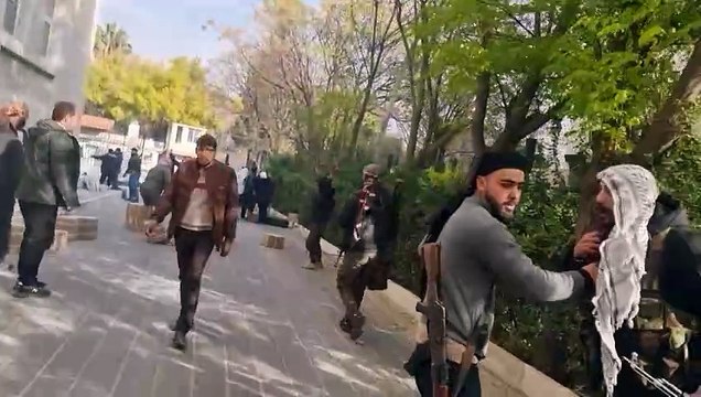 Assad deixa a Síria após rebeldes invadirem Damasco