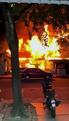 浮罗交怡真浪海滩两餐馆突发大火，火势蔓延引发严重交通堵塞🔥