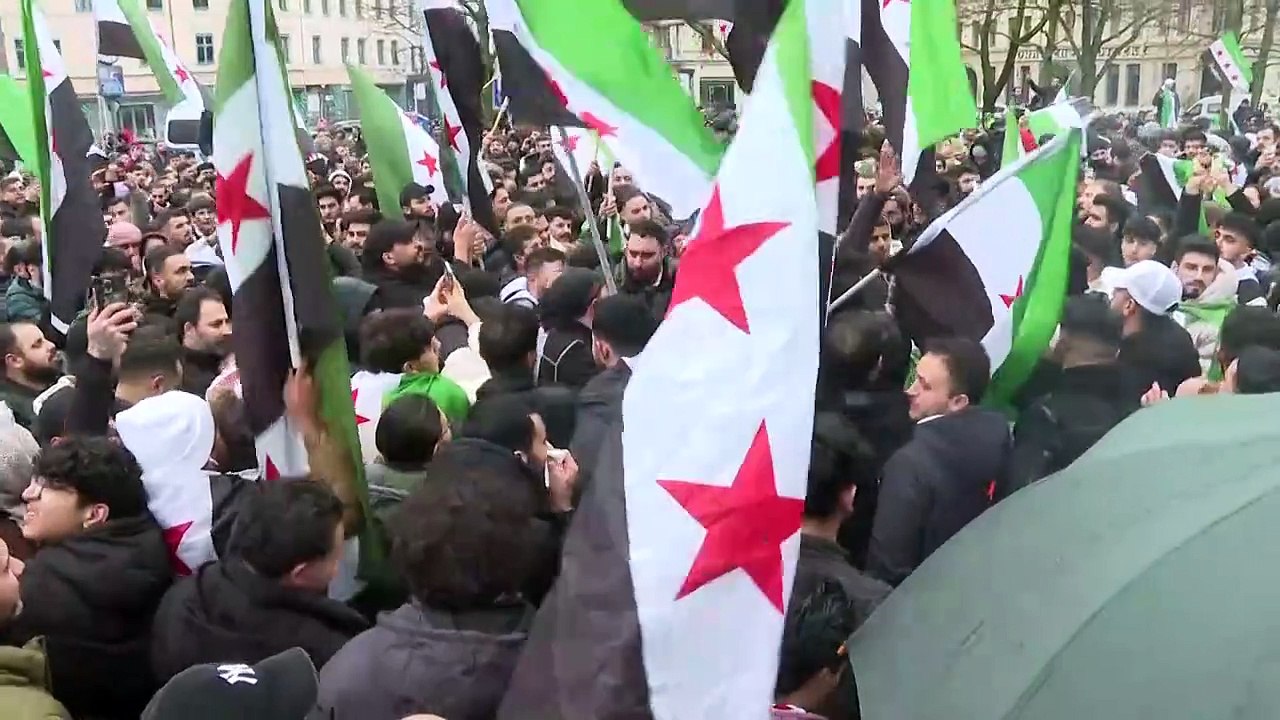 Tausende Syrer feiern Sturz von Assad in Berlin