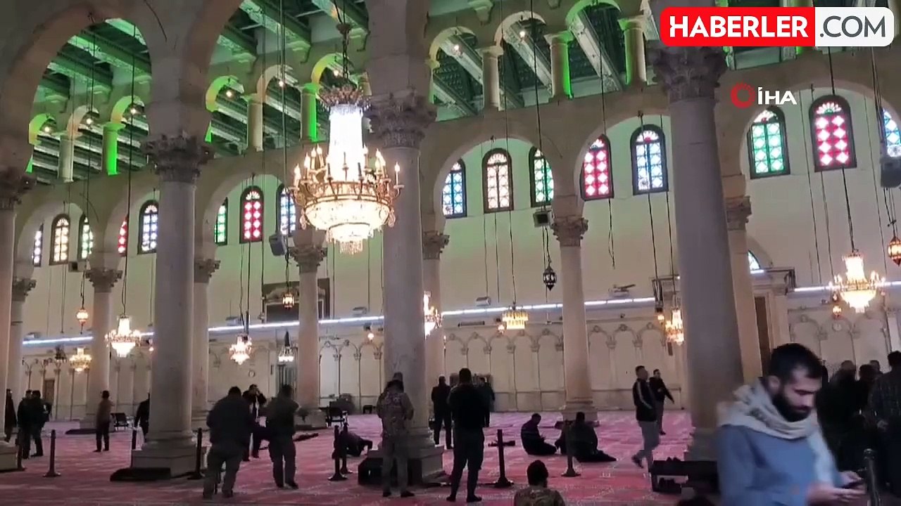 Suriyeliler Emevi Camii'nde Namaz Kıldı
