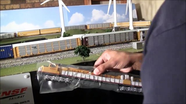 Review of DDA40X from Athearn is here in HO scale!