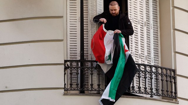 La bandera de la independencia ondea en la embajada de Siria en Madrid