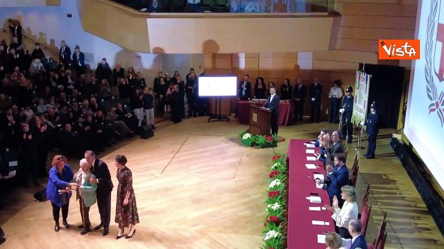 Standing ovation alla cerimonia degli Ambrogini per la staffetta partigiana Sandra Girardelli