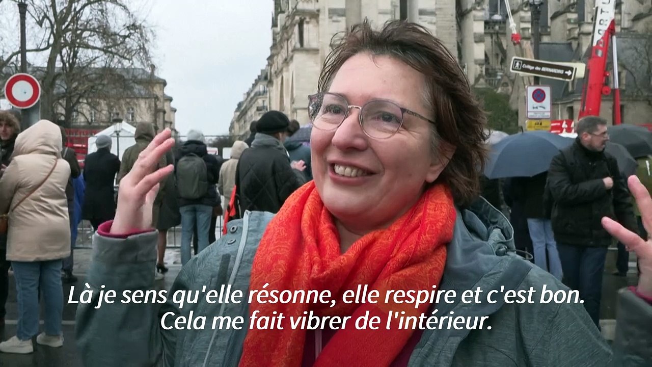 Touristes et fidèles assistent à la première messe de Notre-Dame depuis cinq ans