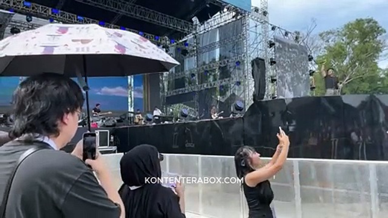 deankt sombong bawa payung