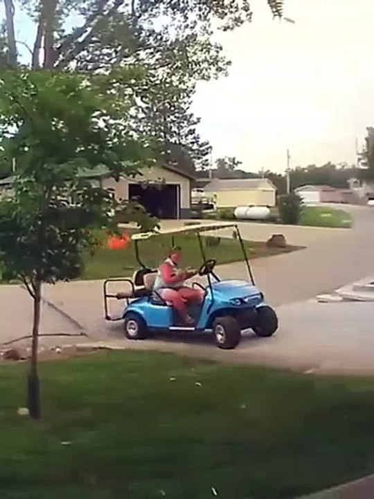 Envoyer un texto, même au volant d'un voiturette c'est risqué