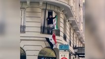 Cambian la bandera siria en la embajada de Madrid tras la caída del régimen de Bashar al Asad