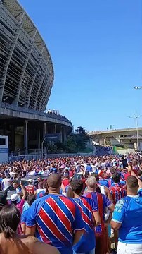 Com hino, empolgação e alegria: torcedores do Bahia esperam pelo ônibus do clube na Fonte Nova