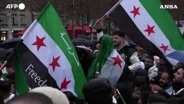 Siria, centinaia di manifestanti festeggiano a Parigi e Londra la caduta di Assad