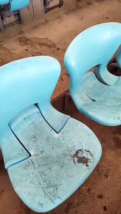 Vídeo: Torcedores do Vitória são surpreendidos com cadeiras sujas no Maracanã