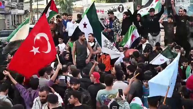 Derriban estatuas de Al Asad y celebran en Damasco