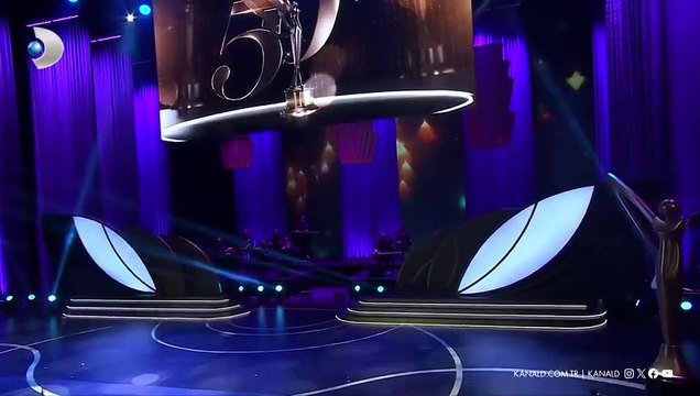 Ata Demirer 50. Pantene Altın Kelebek Ödülleri gecesine sürpriz şarkılarla renk kattı