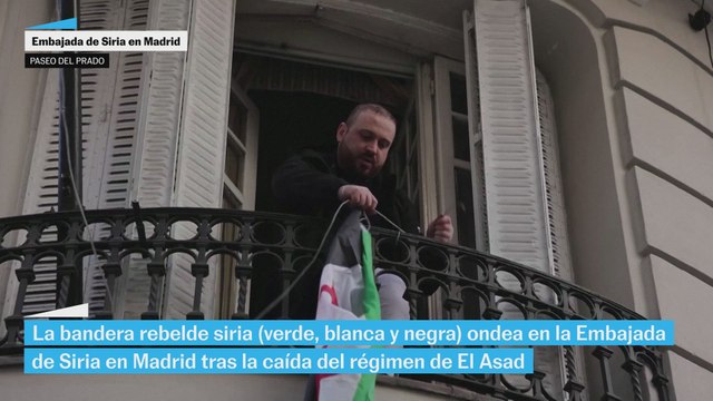 La bandera rebelde siria ondea en la Embajada de Siria en Madrid