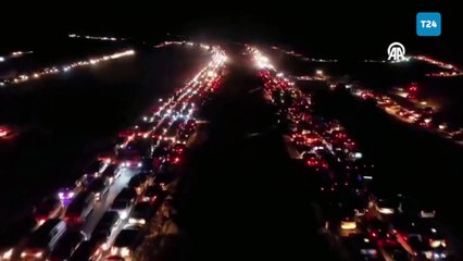 Suriye'nin başkenti Şam'a doğru çeşitli kentlerden yola çıkan halk, yoğun araç trafiğine neden oldu