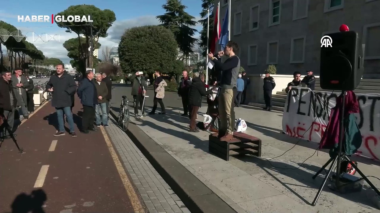 "Yolsuzluktan ellerinizi çekin" dediler: Arnavutluk'ta emekliler protestosu
