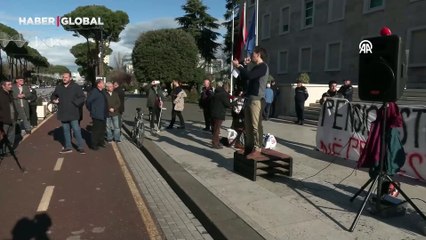 "Yolsuzluktan ellerinizi çekin" dediler: Arnavutluk'ta emekliler protestosu