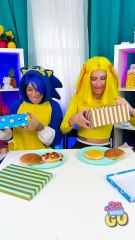 DIY SWEET BURGER CHALLENGE! 🍔 😅