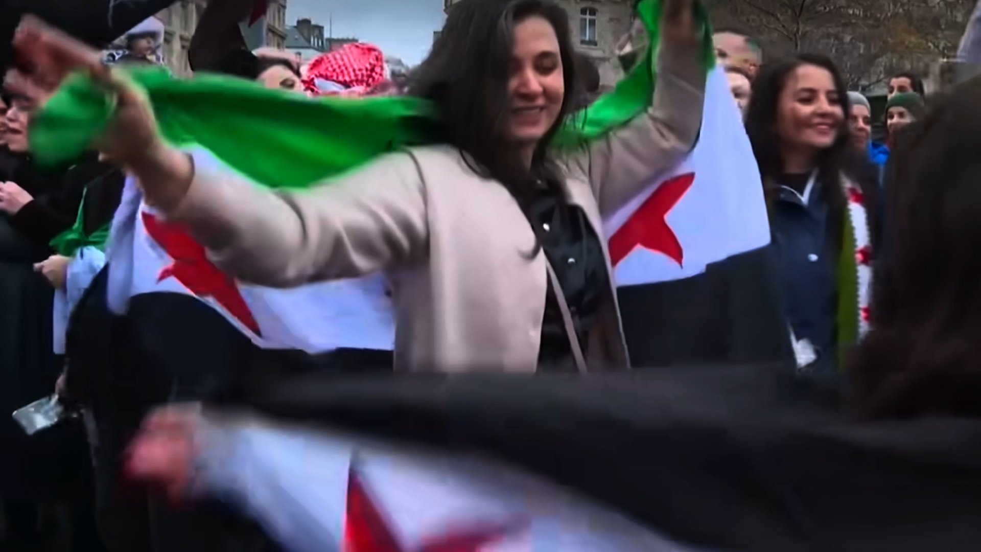 Syrie : comment le drapeau emblématique de l'opposition redevient le drapeau national