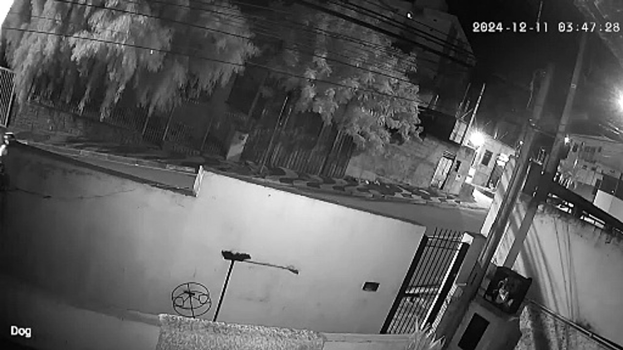 Dupla tenta furtar moto mas é flagrada por moradores; veja vídeo