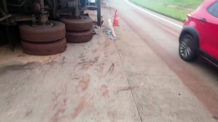 Carreta tomba e deixa BR-163 parcialmente obstruída