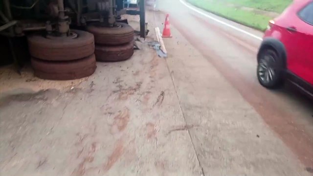 Carreta tomba e deixa BR-163 parcialmente obstruída