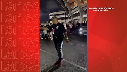 Gabigol deixa o Maracanã ovacionado pela torcida do Flamengo