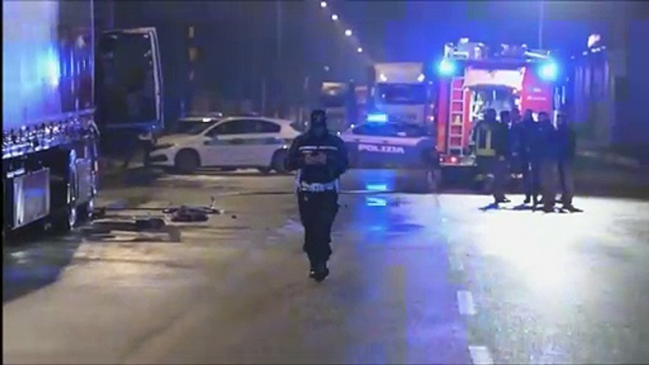Morto nel tir in fiamme a Milano: sul posto i vigili del fuoco