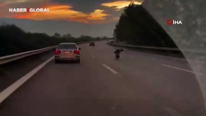 Otobanda seyir halinde tehlikeli yolculuk