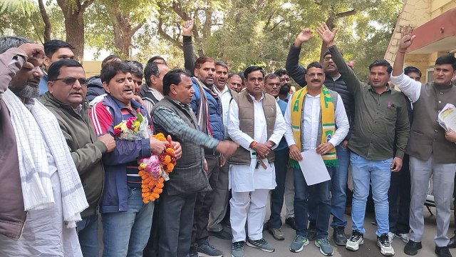 VIDEO: समायोजन में गड़बड़ी का आरोप, डीईओ ऑफिस के बाहर नारेबाजी