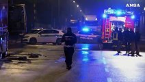 Milano, persona morta in un tir in fiamme