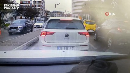 Eskişehir'de araç içinde 3 kişinin yumruklu kavgası kameraya yansıdı