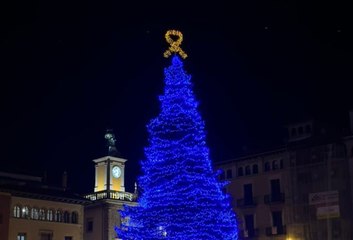 Vic, aferrada al 'procés': 'decora' su árbol de Navidad con un lazo independentista