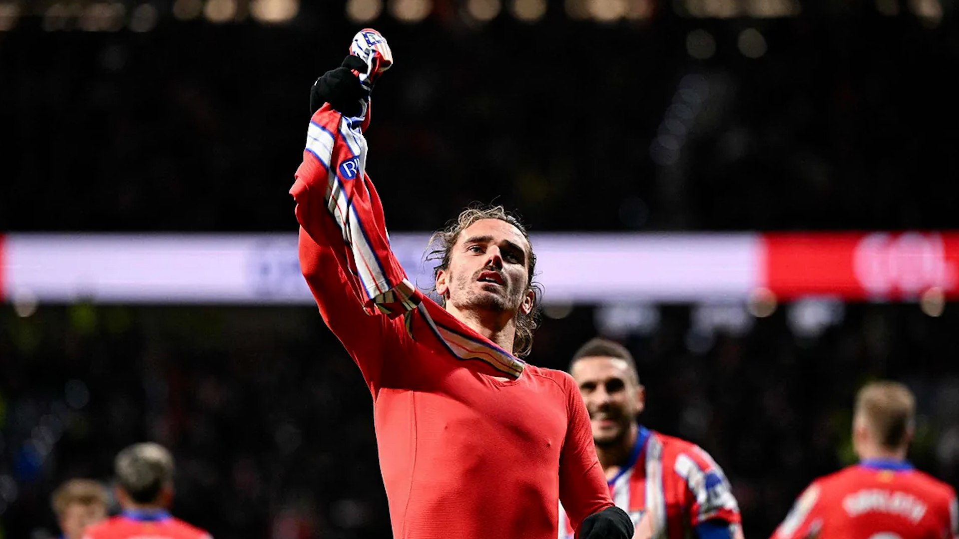 Una victoria m�s en el Metropolitano, una noche m�s de fiesta para la afici�n rojiblanca que no para de disfrutar del buen hacer de los suyos. El Atl�tico sigue sorprendiendo, esta vez por su versatilidad y frescura ante un Sevilla notable que salt� al campo a por todas, pero que acab� sometido (4-3). En la rueda de prensa tras el choque, el entrenador del Sevilla, Francisco Javier Garc�a Pimienta, no pudo evitar elogiar a un Atl�tico que va embalado en la liga y explic� que sus jugadores tuvieron toda la actitud del mundo. "Juegas contra rivales de primer�simo nivel, ha sido un equipazo el Atleti, para m� el que est� m�s en forma, con una plantilla muy compensada con pr�cticamente dos equipos", admiti�. Por su parte, el t�cnico del Atl�tico, Diego Simeone, trat� de explicar la buena racha del equipo se�alando al colectivo y al gran trabajo que est�n haciendo. "Porque necesitamos a todos", concluy�.