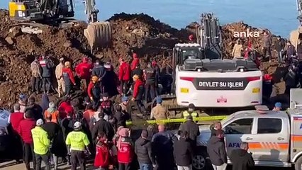 Arhavi'de heyelanda kalan araca ve cesetlere ulaşıldı