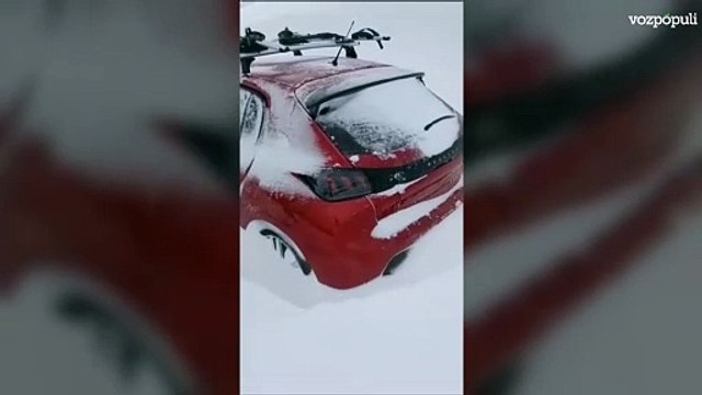 El rescate de dos personas atrapadas en su coche por la nieve en Huesca