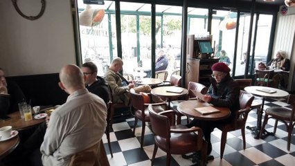 La décoration du café La Place à Vincennes by Virginie Courty.
